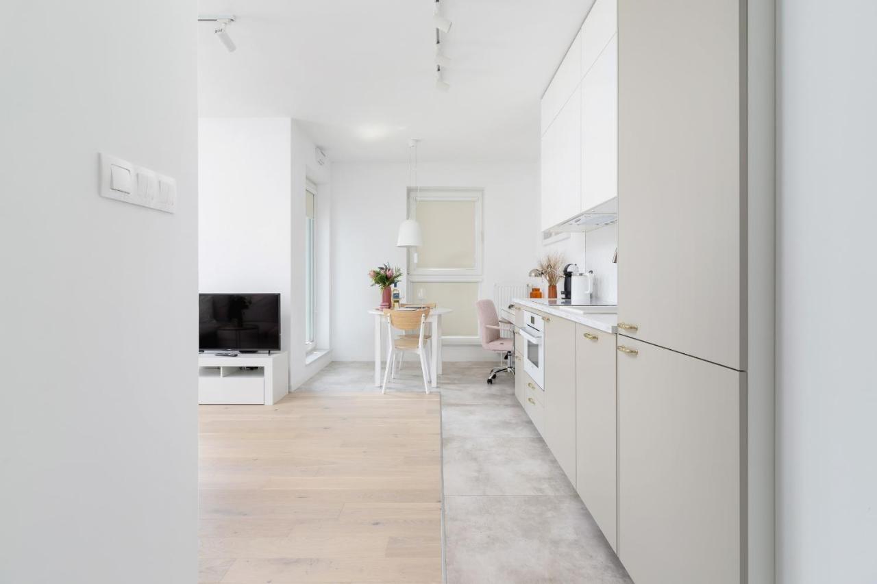 Apartment With Balcony & Parking Mogilska By Renters Prestige クラクフ エクステリア 写真