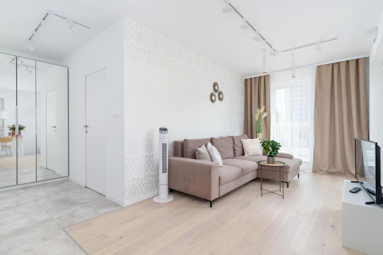 Apartment With Balcony & Parking Mogilska By Renters Prestige クラクフ エクステリア 写真