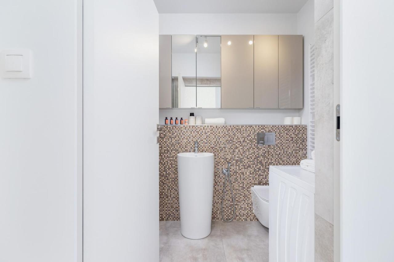 Apartment With Balcony & Parking Mogilska By Renters Prestige クラクフ エクステリア 写真