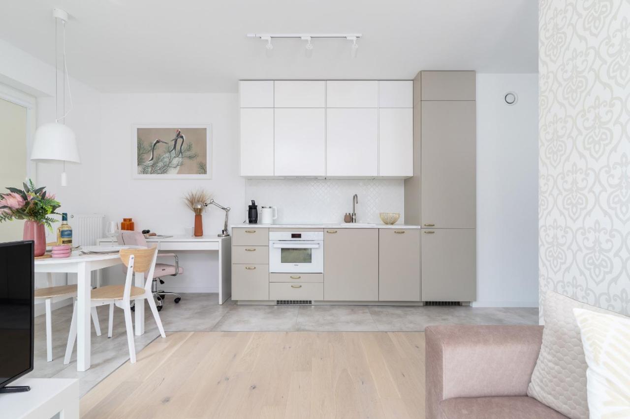 Apartment With Balcony & Parking Mogilska By Renters Prestige クラクフ エクステリア 写真