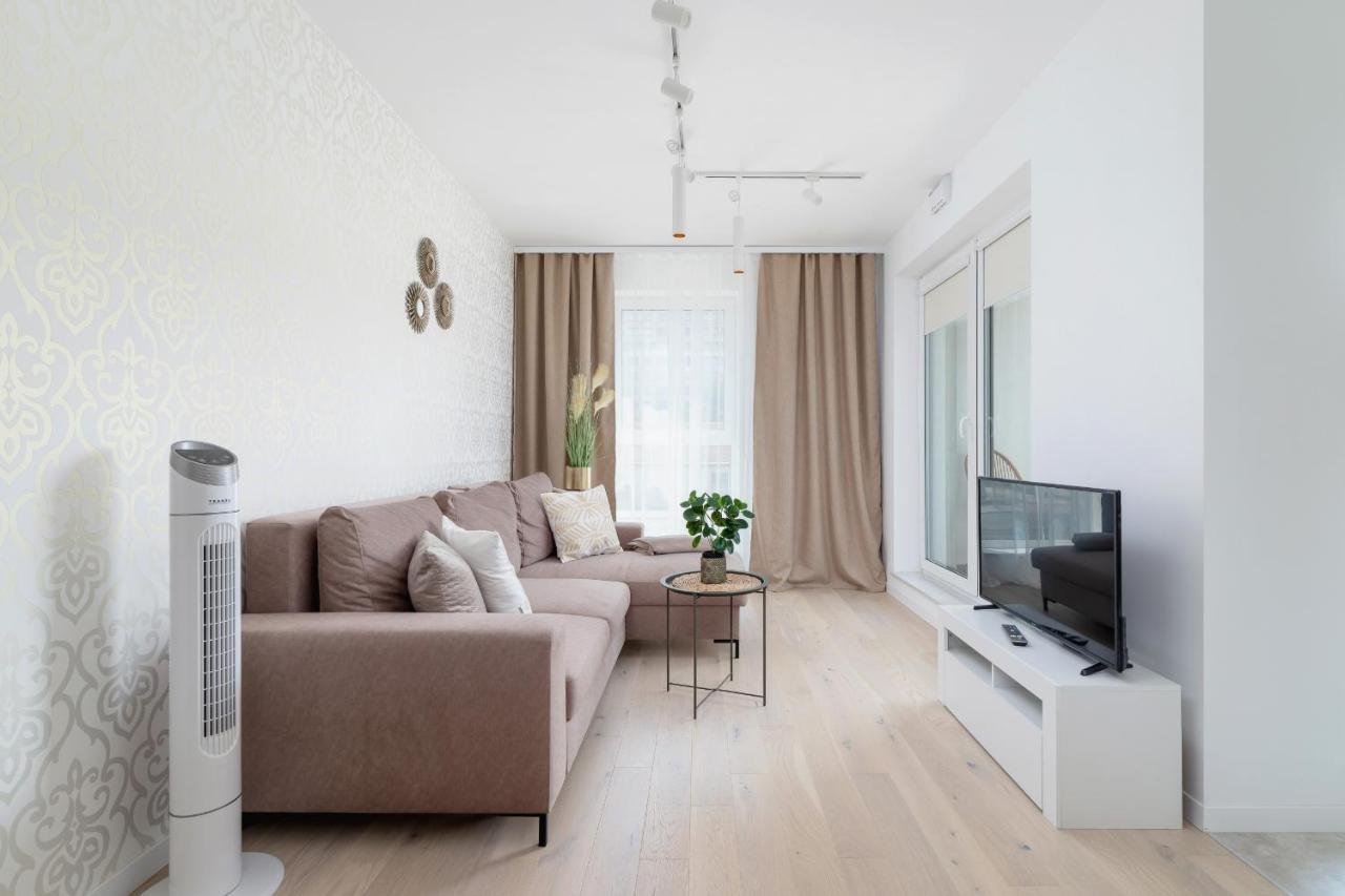 Apartment With Balcony & Parking Mogilska By Renters Prestige クラクフ エクステリア 写真