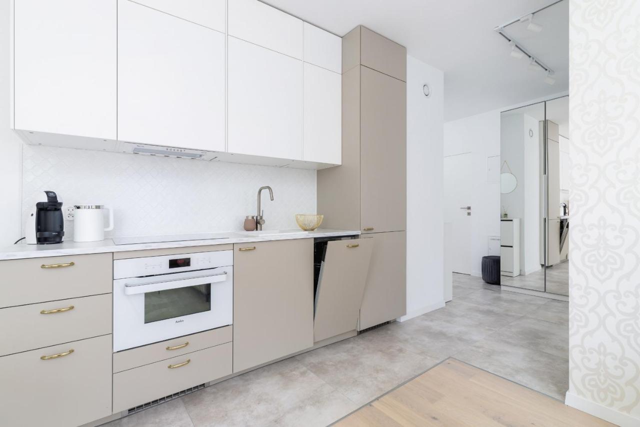 Apartment With Balcony & Parking Mogilska By Renters Prestige クラクフ エクステリア 写真